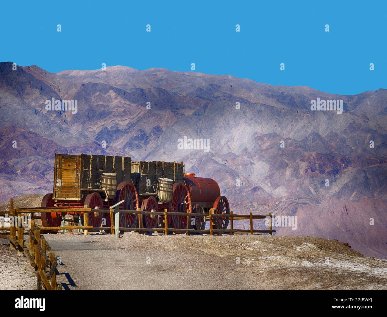 USA, California. Death Valley National Park, 20 Mule Team Wagon Train, carri per il minerale e 1200 galloni di serbatoio d'acqua utilizzati per i muli. Foto Stock