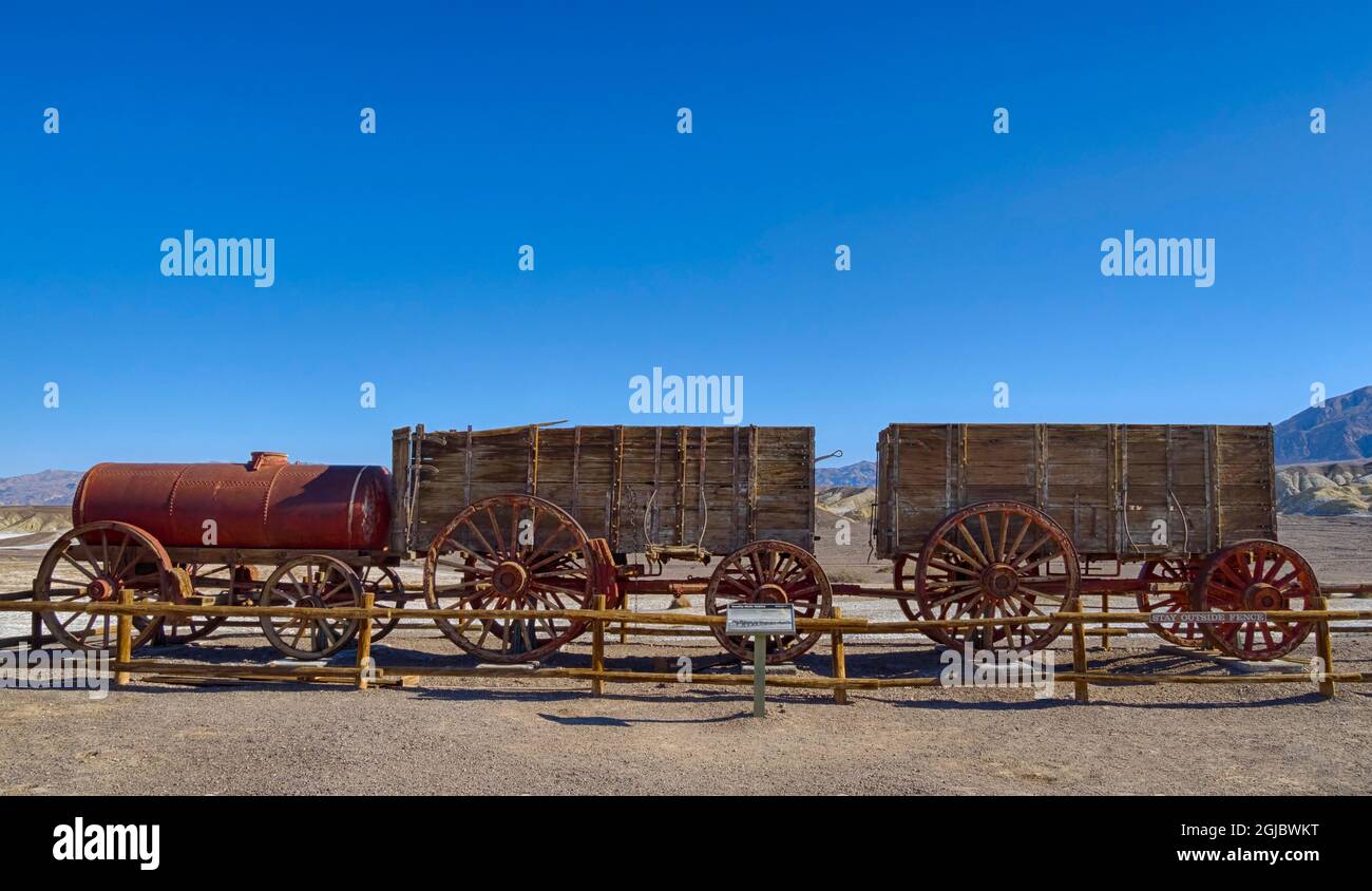 USA, California. Death Valley National Park, 20 Mule Team Wagon Train, carri per il minerale e 1200 galloni di serbatoio d'acqua utilizzati per i muli. Foto Stock
