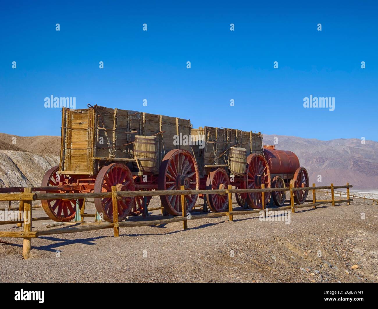 USA, California. Death Valley National Park, 20 Mule Team Wagon Train, carri per il minerale e 1200 galloni di serbatoio d'acqua utilizzati per i muli. Foto Stock