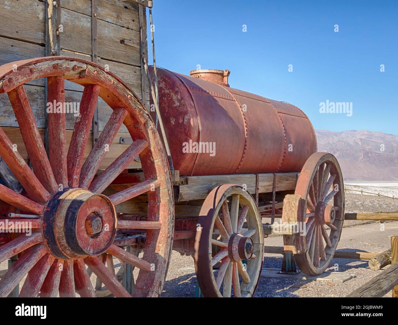 USA, California. Death Valley National Park, 20 Mule Team Wagon Train, 1200 galloni serbatoio d'acqua utilizzato per i muli. Foto Stock