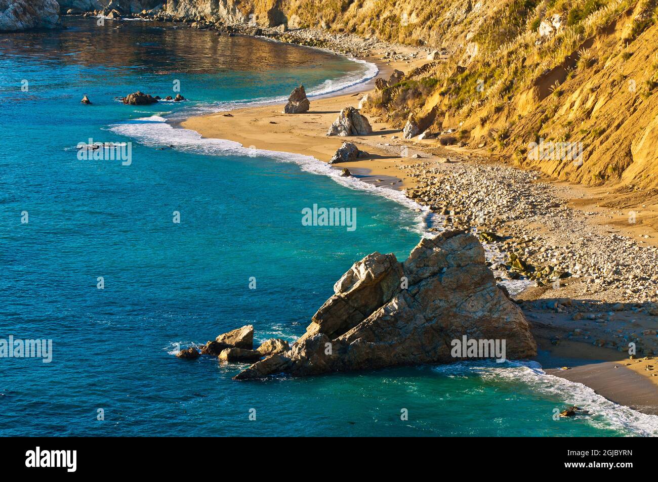 Rocce e spiaggia, Julia Pfeiffer Burns state Park, Big sur, California, Stati Uniti. Foto Stock