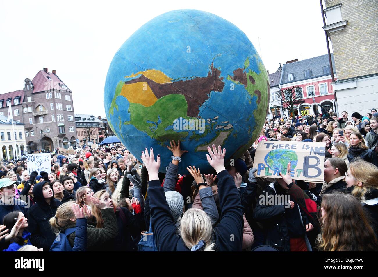 LUND 20190315 dimostranti partecipanti allo sciopero climatico 'Global Strike for Future' a Stortorget in Lund Svezia meridionale Venerdì 15 marzo 2019 Foto Johan Nilsson / TT Kod 50090 Foto Stock