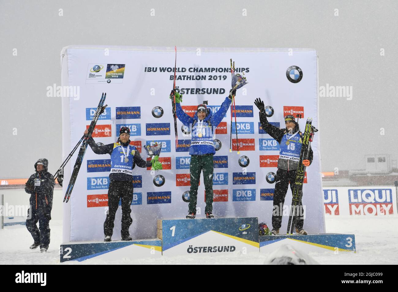 CORRECTION ORDER (L-R) secondo classificato Antonin Guigonnat di Francia, vincitore Dominik Windisch d'Italia e terzo classificato Julian Eberhard di Svizzera festeggia sul podio dopo la gara di massa maschile di 15 km al campionato mondiale di Biathlon IBU di Oestersund, Svezia, il 17 marzo 2019. Foto: Jessica Gow / TT / code 10070 Foto Stock