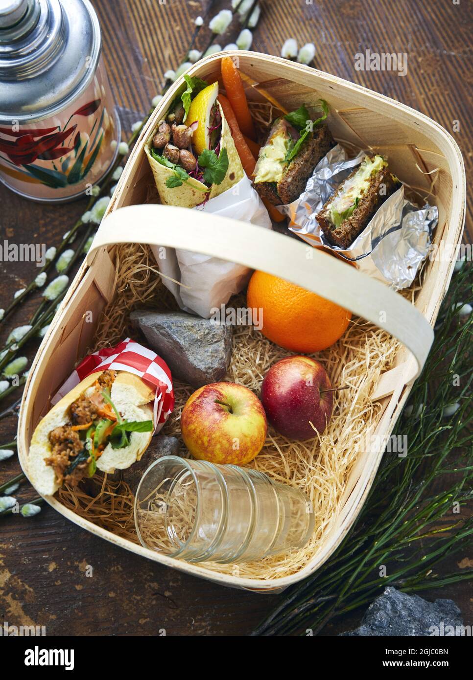 Cestino di picknick con panino mi-banh vietnamita, pane raggio con ripieni e un avvolgimento con mescolamento di fagioli Foto: Fredrik Persson / TT / Kod 1081 Foto Stock