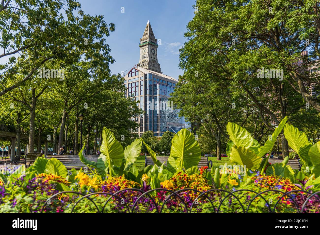 Vista panoramica del Quincy Market area con il Customs House torre con orologio, Boston, Massachusetts, STATI UNITI D'AMERICA Foto Stock