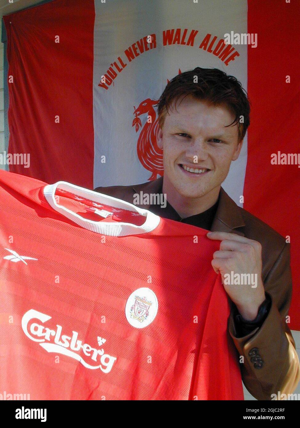 John Arne Riise di Monaco tiene una maglia di Liverpool dopo che le voci confermate suggeriscono che avrà colloqui con Liverpool oggi dopo che un'offerta di 4,5 milioni di sterline è stata accettata dal club Foto Stock