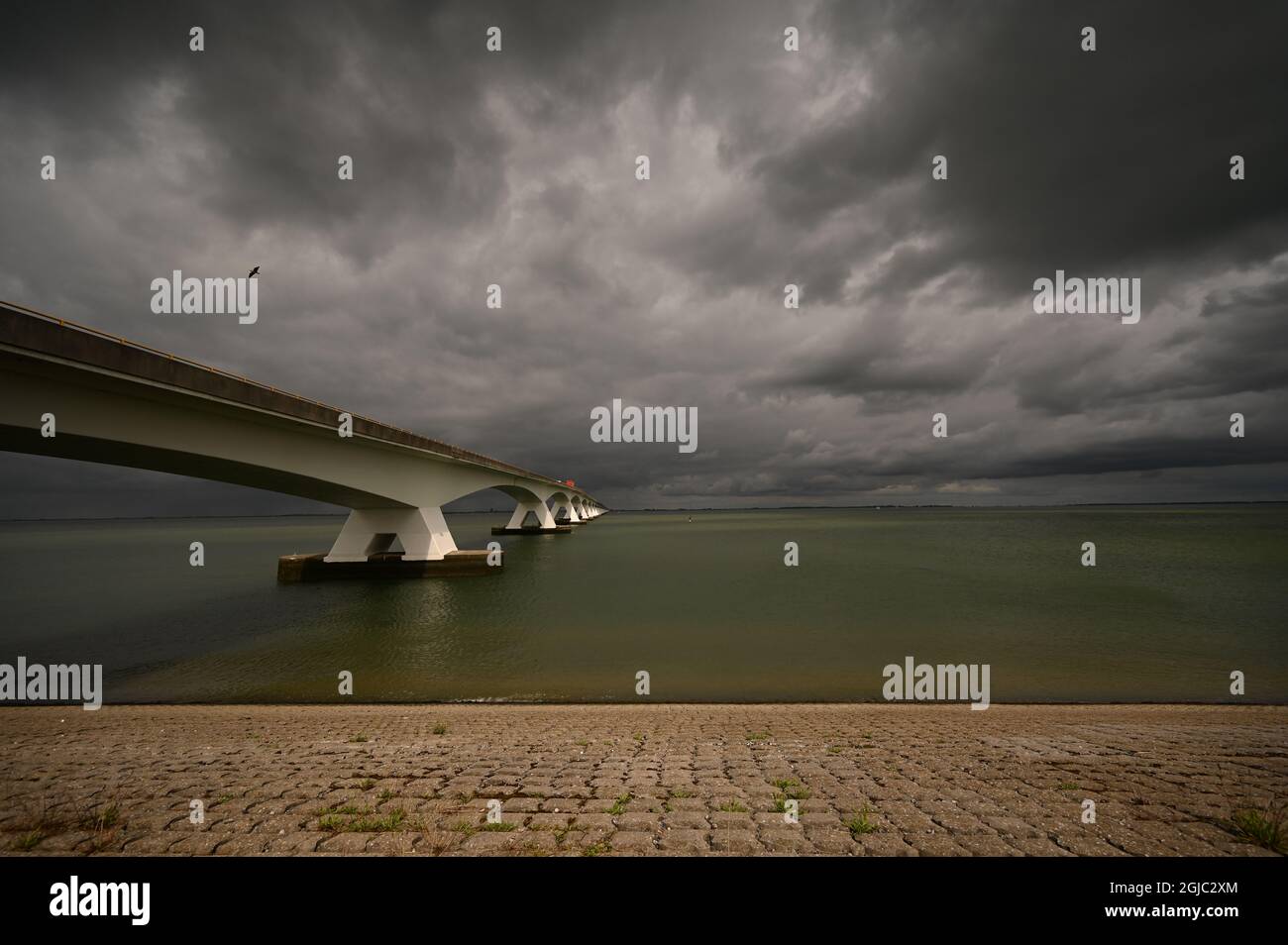 Zeelandbrug Ponte sotto un grande cielo olandese Foto Stock