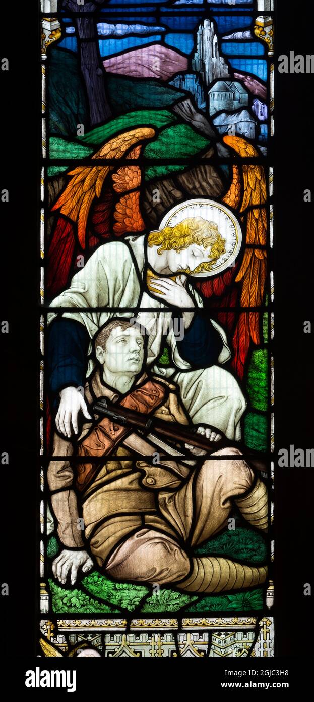 Monumento ai caduti in vetro colorato con soldato e angelo, Chiesa della Santissima Trinità, Hinckley, Leicestershire, Inghilterra, REGNO UNITO Foto Stock
