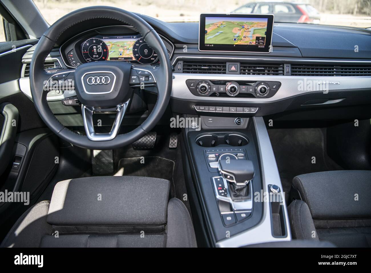 Audi A4 Allroad. Foto: Lars Pehrson / SVD / TT / Kod: 30152 strada strada  strada veicolo comunicazione traffico cruscotto trasporto display schermo  del computer leva del cambio volante sedile conducente Foto stock - Alamy