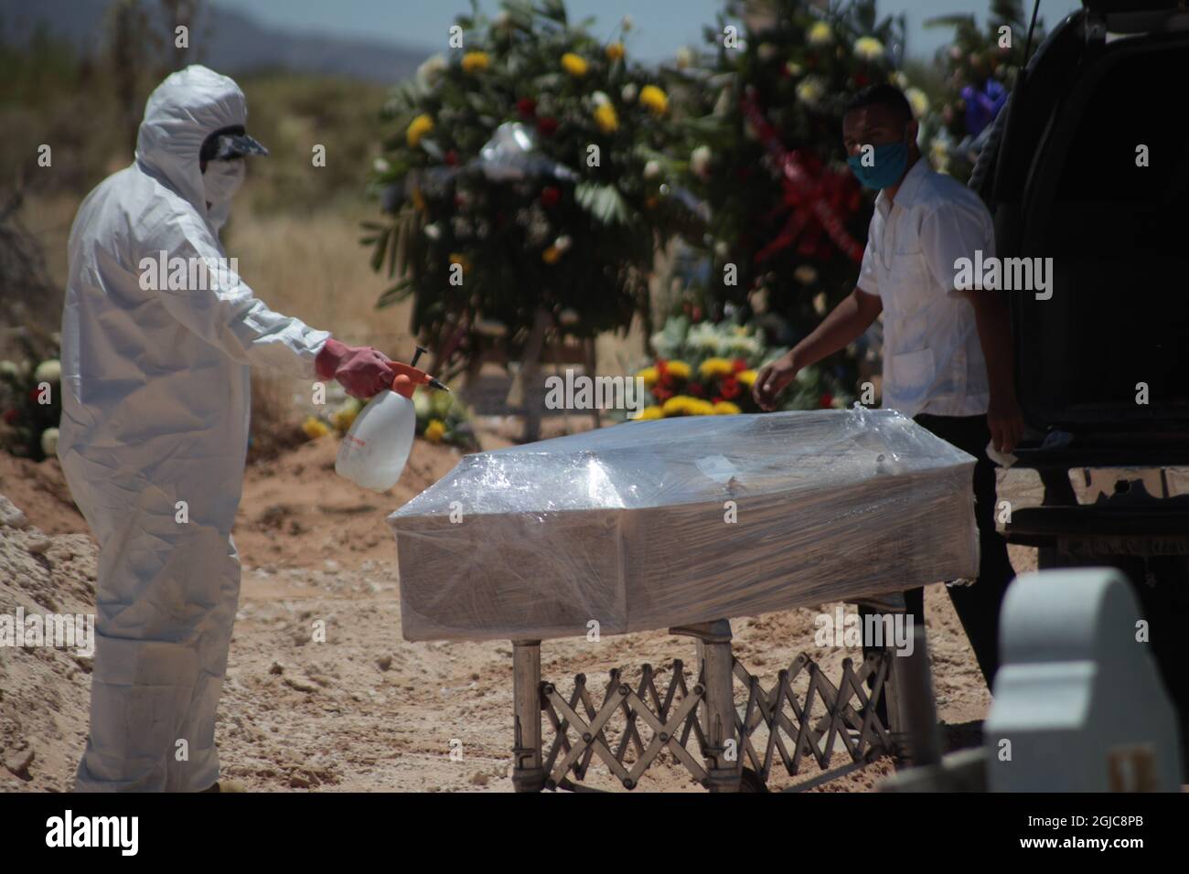 In Messico, le sepolture di persone che sono morte per il convivio 19 sono state effettuate a porte chiuse, impedendo ai parenti di poter dire le loro ultime merci. Foto Stock