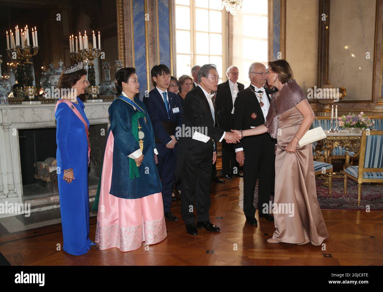 STOCCOLMA 2019-06-14 la regina svedese Silvia, la prima signora della Corea del Sud Kim Jung-sook, il presidente Moon Jae-in e il re svedese Carl Gustaf accolgono gli ospiti in un banchetto di Stato in onore della coppia presidenziale della Corea del Sud al Palazzo reale di Stoccolma, Svezia, il 14 giugno 2019. Il presidente della Corea del Sud Moon Jae-in e la First Lady Kim Jung-sook sono in Svezia per una visita di Stato di due giorni. Foto: Soren Andersson / TT / code 1037 Foto Stock