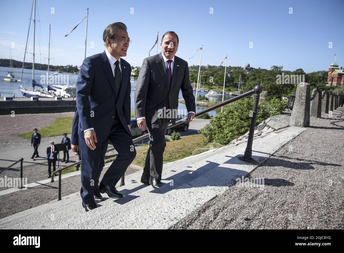 Il presidente della Corea del Sud Moon Jae-in (L) e il primo ministro svedese Stefan Lofven arrivano al Grand Hotel di Saltsjobaden fuori Stoccolma, Svezia, il 15 giugno 2019. Il presidente della Corea del Sud Moon Jae-in e la First Lady Kim Jung-sook sono in Svezia per una visita di Stato di due giorni. Foto: Soren Andersson / TT / code 1037 Foto Stock