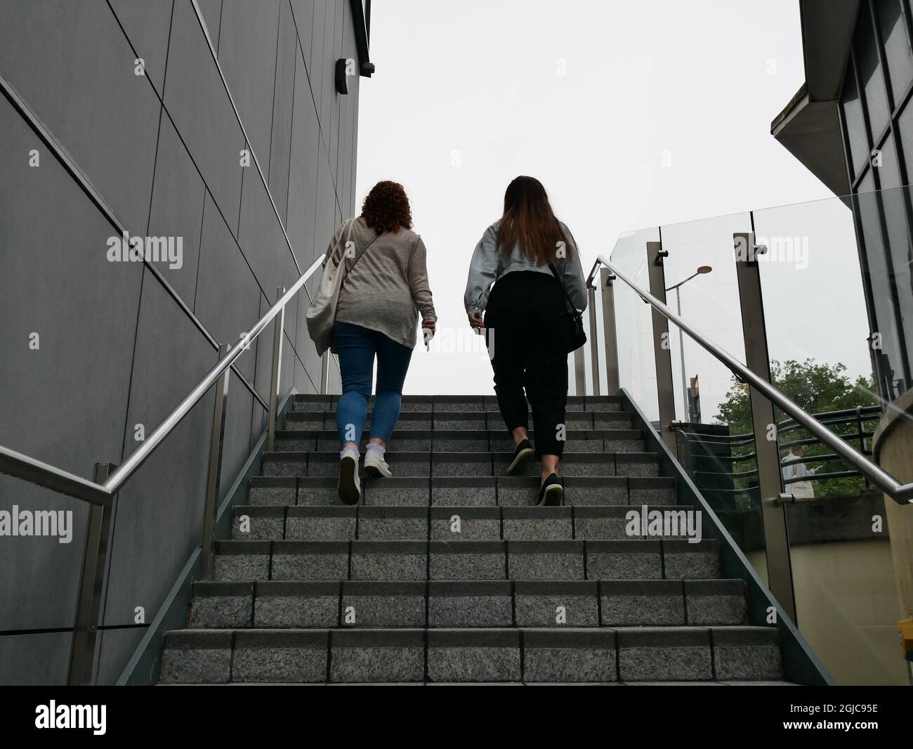 Due donne che camminano su una scala di strada. Plymouth, Regno Unito Foto Stock