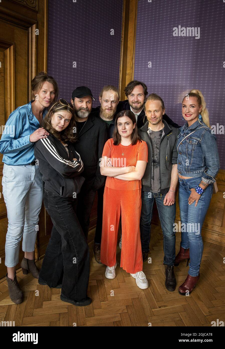 STOCCOLMA 2019-06-12 il regista svedese Lukas Moodysson presenta la sua nuova serie di commedie 'GÃ¶sta' prodotta per HBO Nordic. Qui è Moodysson circondato dal suo cast:, L-R: Elisabet Carlsson, Clara Christiansson Drake, Lukas Moodysson, Gustav Berg, Amy Deasismont, Vilhelm Blomgren, Mattias Silvell e Regina Lund. C) JERREVÃ…NG STEFAN / AFTONBLADET / TT * * * EXPRESSEN OUT * * * AFTONBLADET / 2800 Foto Stock