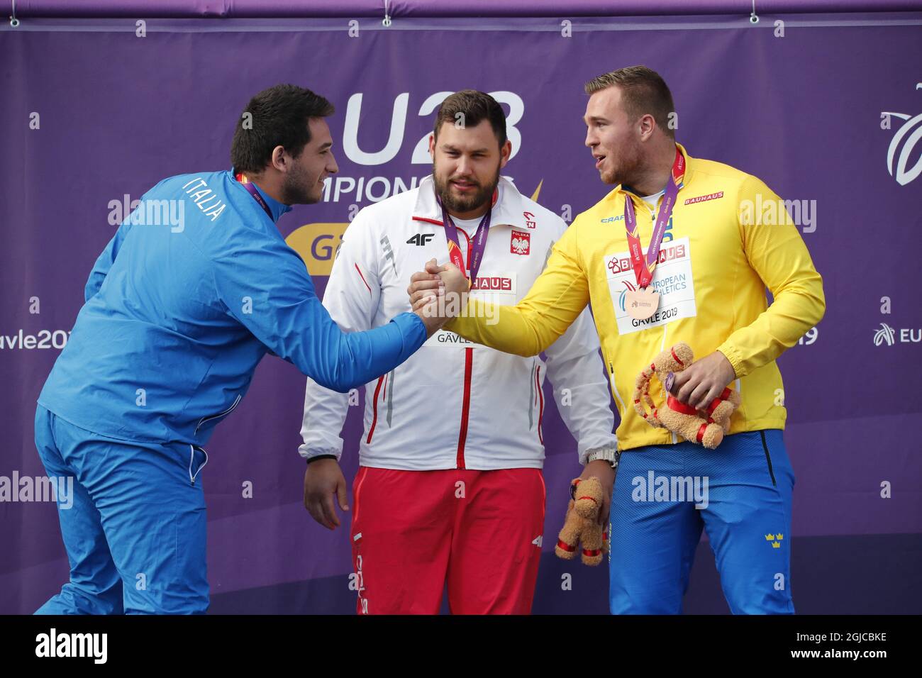 Da sinistra Leonrado Fabbri, Italia, argento, Konrad Bukowiecki, Polonia, oro, Wictor Petersson, Svezia, bronzo con le loro medaglie ai Campionati europei di atletica U23 a Gavle, Svezia, 13 luglio 2019. Foto: Christine Olsson / TT / kod 10430 Foto Stock