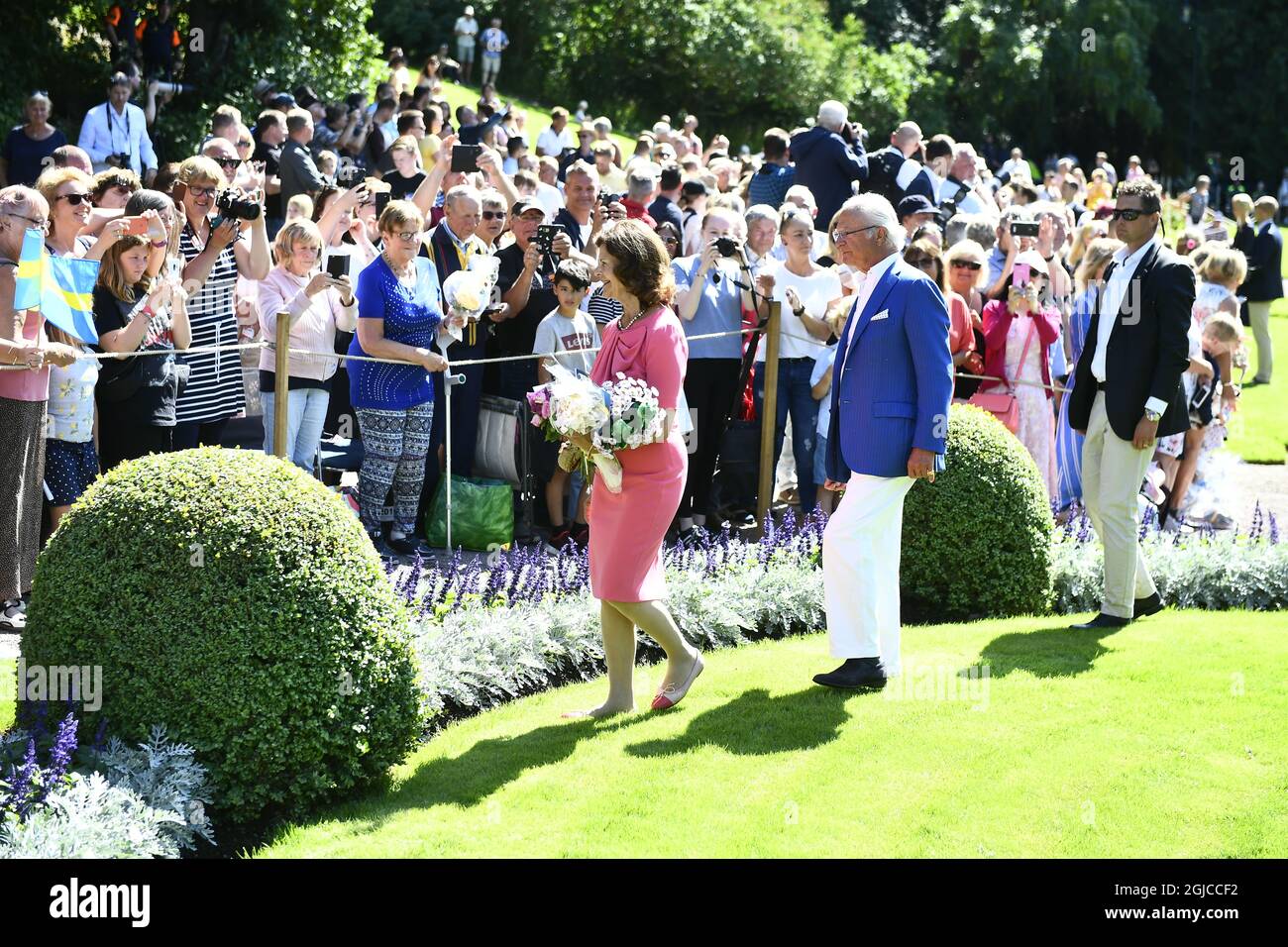 SOLLIDEN 2019-07-14 Drottning Silvia och kung Carl Gustaf halsar pa manniskor som tagit sig till Solliden pa sondagen for att fira kronprinsessan pa fodelsedagen. Foto: Suvad Mrkonjic / TT / kod 11408 Foto Stock