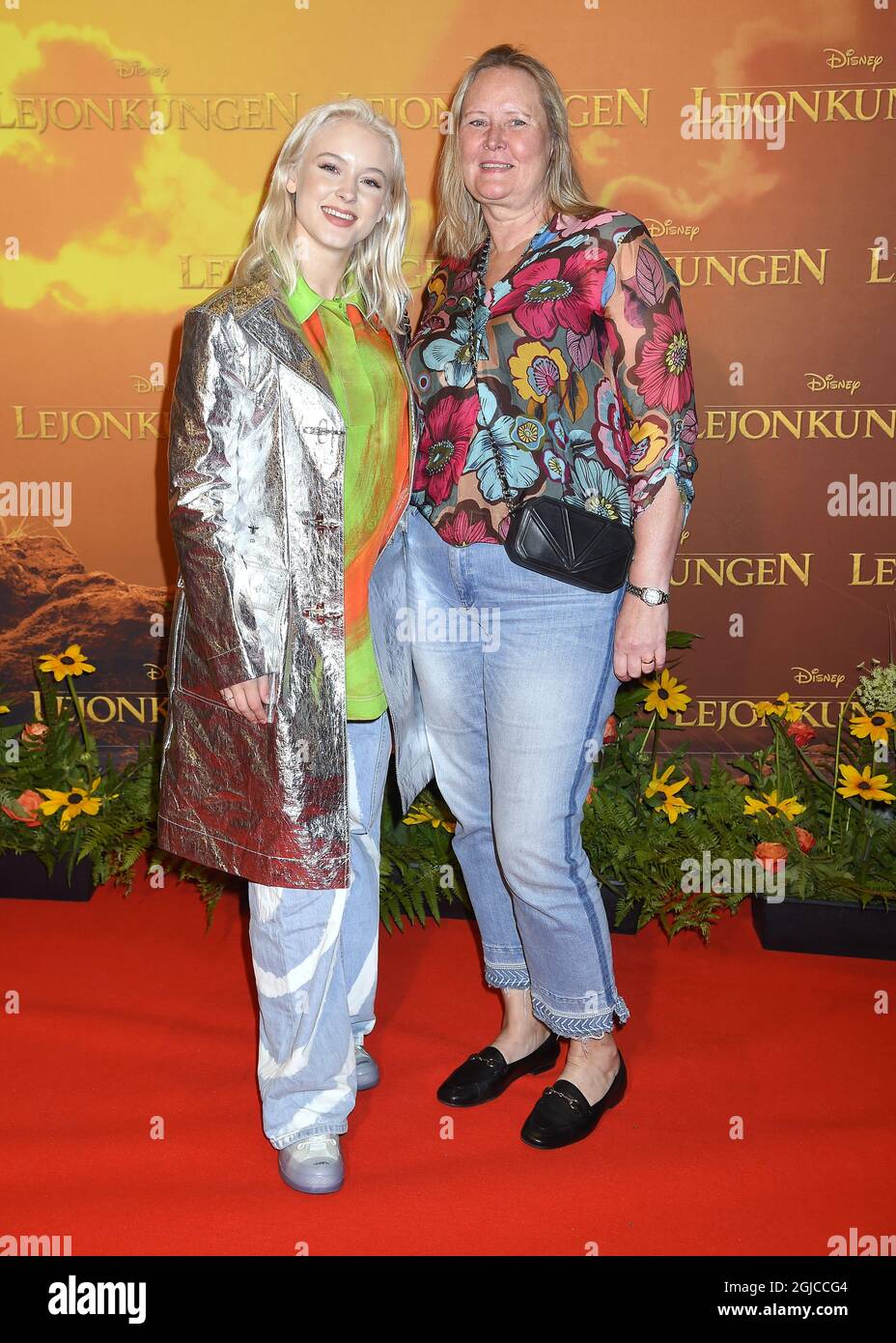 Zara Larsson e madre Agnetha Larsson Premiere del Re Leone a Stoccolma,  Svezia 15 luglio 2019 (c) Karin TÃ¶rnblom / TT / kod 2377 Foto stock - Alamy