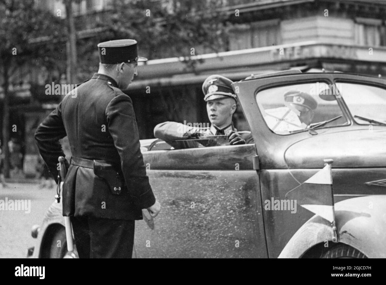 PARIGI, FRANCIA 1940 'gli ufficiali tedeschi interrogano i poliziotti franca che li mostra la strada' (didascalia originale), a Parigi, Francia 1940, dopo l'occupazione tedesca di parti della Francia durante la seconda guerra mondiale. Foto: C. Baulard / AB Text & Bilder / Acme / SVT / Kod: 5600 Foto Stock