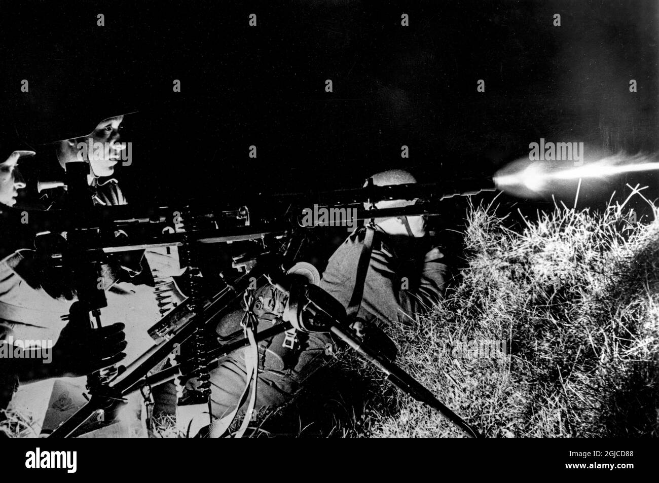 CHANNEL COAST, FRANCIA 1942-10-01 i soldati tedeschi sparano con una mitragliatrice dalla loro posizione di fronte a uno dei forti lungo la costa francese della Manica (Manica inglese), durante l'occupazione tedesca di parti della Francia durante la seconda guerra mondiale. Foto: Blaurock / AB Text & Bilder / Scherl Bilderdienst / SVT / Kod: 5600 Foto Stock