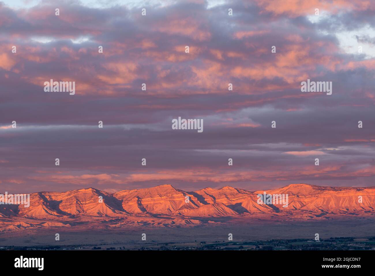 USA, Colorado, cielo al tramonto sopra le scogliere del Libro e la città di Fruita, vista a nord da Book Cliffs View nel Colorado National Monument. Foto Stock