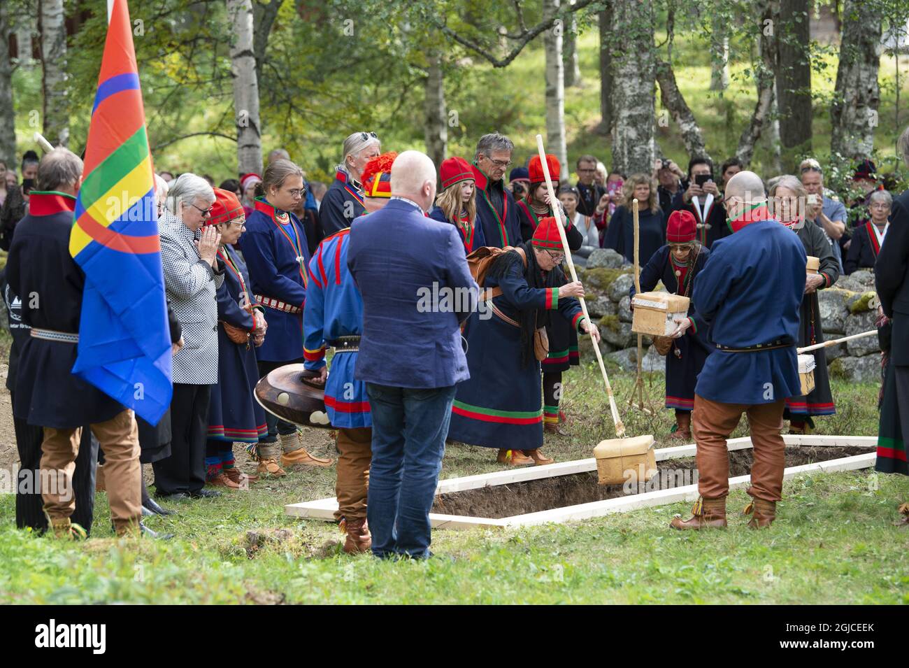 La cerimonia in cui i teschi di 25 sami sono stati sepolti nel cimitero svedese settentrionale di Lycksele da cui sono stati esumati negli anni '50 di venerdì 8 agosto 2019. I teschi sono stati utilizzati per testare controverse teorie scientifiche sulle differenze biologiche tra le razze. Foto: Henrik Montgomery / TT / kod 10060 Foto Stock