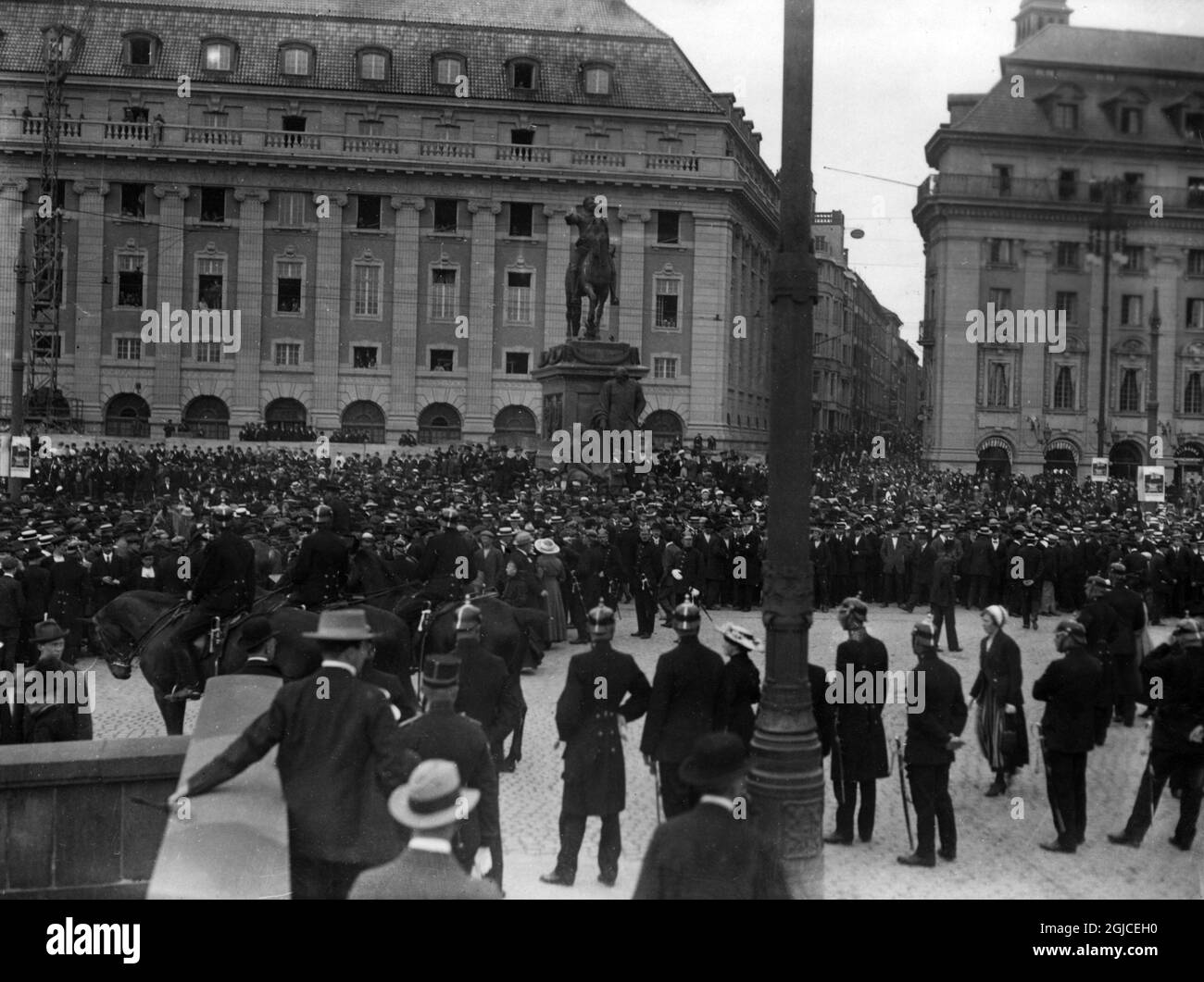 Decine di migliaia di persone si sono radunate in piazza Gustav Adolf a Stoccolma. Al Riksdag si discuterà della carenza di cibo e il partito di sinistra appena formato ha invitato i lavoratori di Stoccolma a lasciare i loro posti di lavoro e a incontrarsi al di fuori del Parlamento. La sommossa si verifica e le persone sono ferite quando la polizia va ad attaccare. Foto Stock