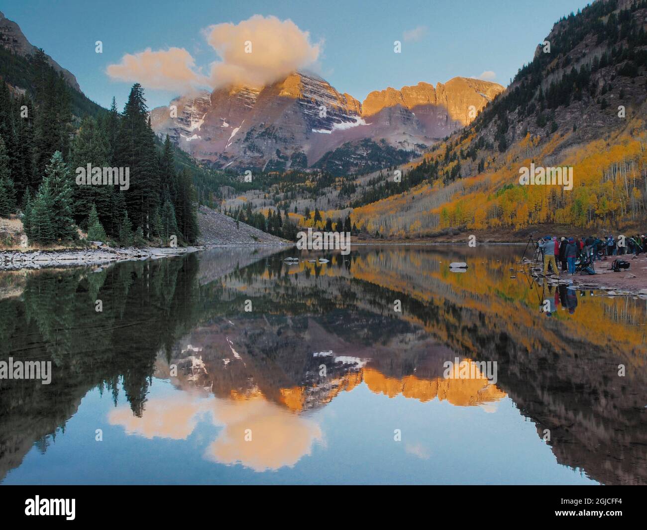 Stati Uniti d'America, Colorado, Maroon Bells. Lago di montagna riflessioni in autunno sunrise. Foto Stock