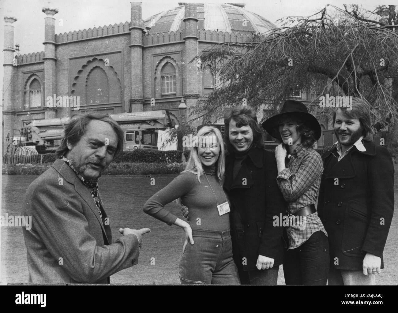 BRIGHTON 1974. ABBA - il manager Stickan Andersson e i membri ABBA il giorno prima del Concorso Eurovisione. Benny Andersson, Bjorn Ulvaeus, Anni-Frid Frida Lyngstad e Agnetha Faltskog Foto Stock