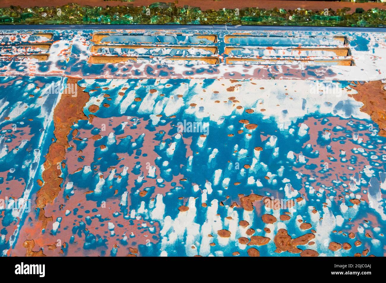 Arrugginire, sbucciare il cofano di un camion di deposito. Foto Stock