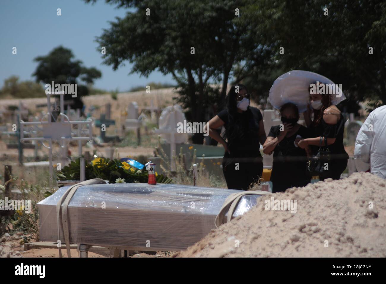 In Messico, le sepolture di persone che sono morte per il convivio 19 sono state effettuate a porte chiuse, impedendo ai parenti di poter dire le loro ultime merci. Foto Stock