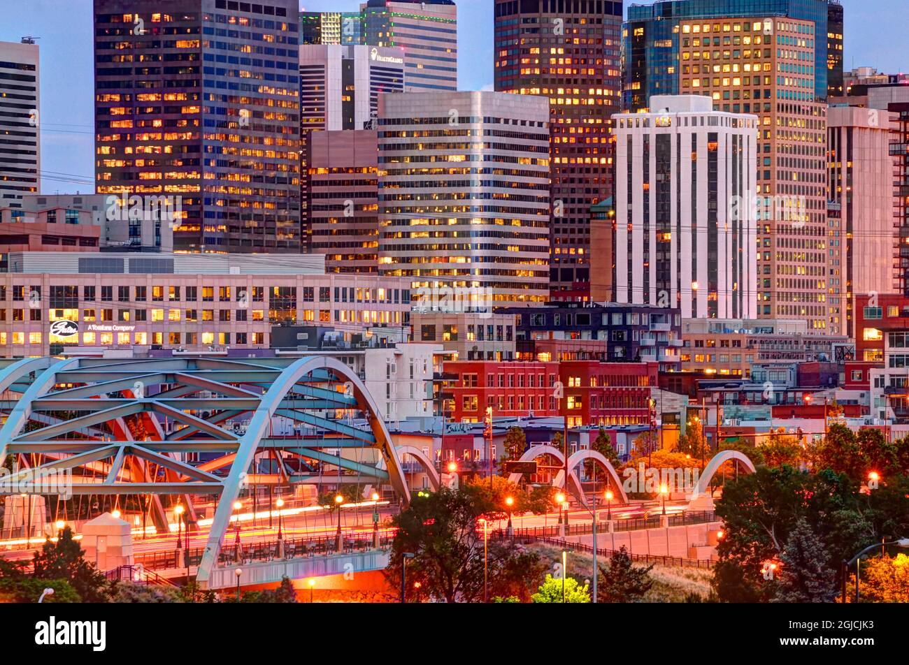 Il ponte di Speer Boulevard conduce al centro di Denver, Colorado Foto Stock