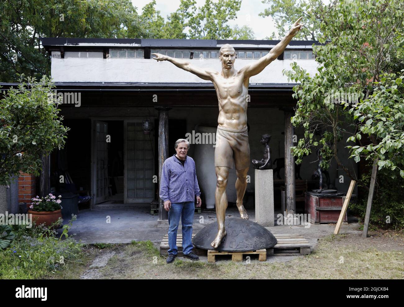 Esclusivo *** l'artista svedese Peter Linde ha realizzato una statua in bronzo del calciatore svedese Zlatan Ibrahimovic. La statua doveva essere posta fuori dalla Friends Arena, arena nazionale svedese a Solna/Stoccolma. La statua fu terminata nel 2017 e da allora si trova nello studio e nel giardino di Peter LindeÂ. L'8 ottobre, la statua sarà svelata nella città natale di Zlatan MalmÃ¶. La statua è alta 270 centimetri. Foto scattate nel giardino di LindeÂ SaltsjÃ¶baden fuori Stoccolma 2017-07-31 (c) Foto: Patrik C Osterberg / TT Code 2857 Foto Stock