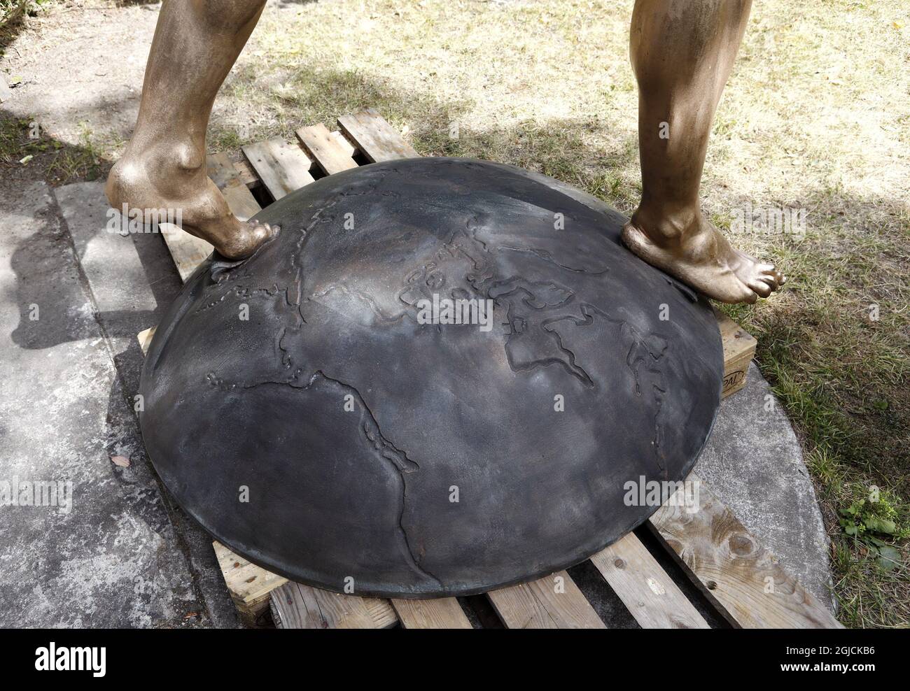 Esclusivo *** l'artista svedese Peter Linde ha realizzato una statua in bronzo del calciatore svedese Zlatan Ibrahimovic. La statua doveva essere posta fuori dalla Friends Arena, arena nazionale svedese a Solna/Stoccolma. La statua fu terminata nel 2017 e da allora si trova nello studio e nel giardino di Peter LindeÂ. L'8 ottobre, la statua sarà svelata nella città natale di Zlatan MalmÃ¶. La statua è alta 270 centimetri. Foto scattate nel giardino di LindeÂ SaltsjÃ¶baden fuori Stoccolma 2017-07-31 (c) Foto: Patrik C Osterberg / TT Code 2857 Foto Stock