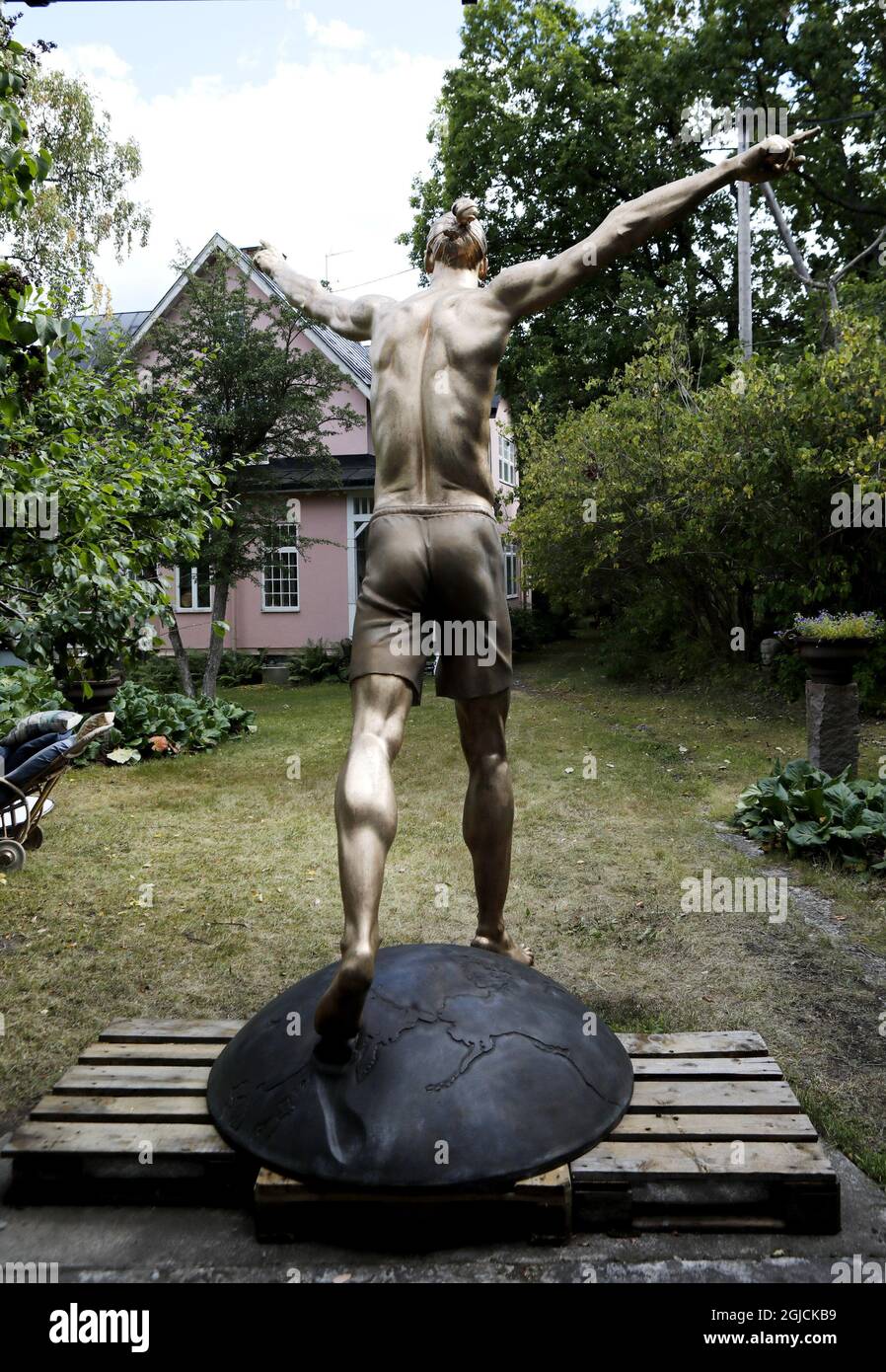 Esclusivo *** l'artista svedese Peter Linde ha realizzato una statua in bronzo del calciatore svedese Zlatan Ibrahimovic. La statua doveva essere posta fuori dalla Friends Arena, arena nazionale svedese a Solna/Stoccolma. La statua fu terminata nel 2017 e da allora si trova nello studio e nel giardino di Peter LindeÂ. L'8 ottobre, la statua sarà svelata nella città natale di Zlatan MalmÃ¶. La statua è alta 270 centimetri. Foto scattate nel giardino di LindeÂ SaltsjÃ¶baden fuori Stoccolma 2017-07-31 (c) Foto: Patrik C Osterberg / TT Code 2857 Foto Stock