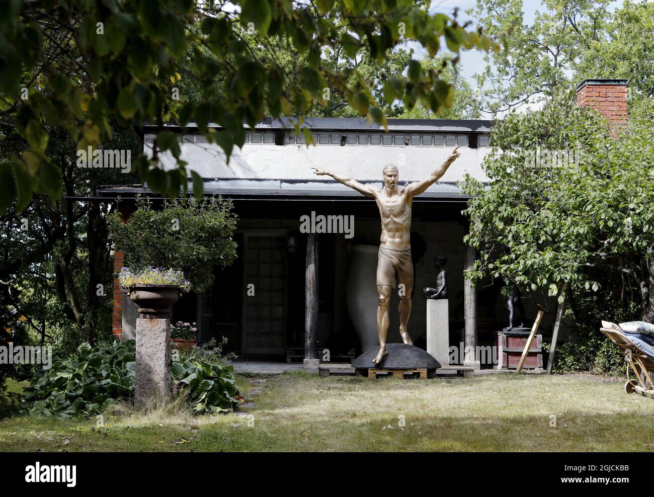 Esclusivo *** l'artista svedese Peter Linde ha realizzato una statua in bronzo del calciatore svedese Zlatan Ibrahimovic. La statua doveva essere posta fuori dalla Friends Arena, arena nazionale svedese a Solna/Stoccolma. La statua fu terminata nel 2017 e da allora si trova nello studio e nel giardino di Peter LindeÂ. L'8 ottobre, la statua sarà svelata nella città natale di Zlatan MalmÃ¶. La statua è alta 270 centimetri. Foto scattate nel giardino di LindeÂ SaltsjÃ¶baden fuori Stoccolma 2017-07-31 (c) Foto: Patrik C Osterberg / TT Code 2857 Foto Stock