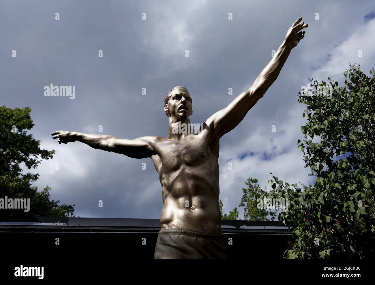 Esclusivo *** l'artista svedese Peter Linde ha realizzato una statua in bronzo del calciatore svedese Zlatan Ibrahimovic. La statua doveva essere posta fuori dalla Friends Arena, arena nazionale svedese a Solna/Stoccolma. La statua fu terminata nel 2017 e da allora si trova nello studio e nel giardino di Peter LindeÂ. L'8 ottobre, la statua sarà svelata nella città natale di Zlatan MalmÃ¶. La statua è alta 270 centimetri. Foto scattate nel giardino di LindeÂ SaltsjÃ¶baden fuori Stoccolma 2017-07-31 (c) Foto: Patrik C Osterberg / TT Code 2857 Foto Stock
