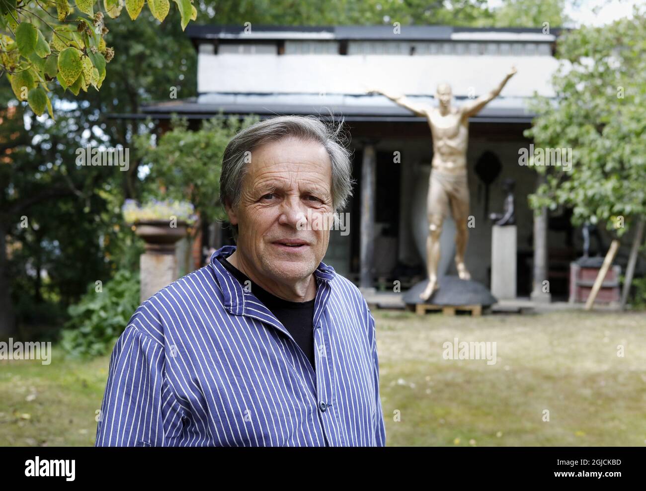 Esclusivo *** l'artista svedese Peter Linde ha realizzato una statua in bronzo del calciatore svedese Zlatan Ibrahimovic. La statua doveva essere posta fuori dalla Friends Arena, arena nazionale svedese a Solna/Stoccolma. La statua fu terminata nel 2017 e da allora si trova nello studio e nel giardino di Peter LindeÂ. L'8 ottobre, la statua sarà svelata nella città natale di Zlatan MalmÃ¶. La statua è alta 270 centimetri. Foto scattate nel giardino di LindeÂ SaltsjÃ¶baden fuori Stoccolma 2017-07-31 (c) Foto: Patrik C Osterberg / TT Code 2857 Foto Stock