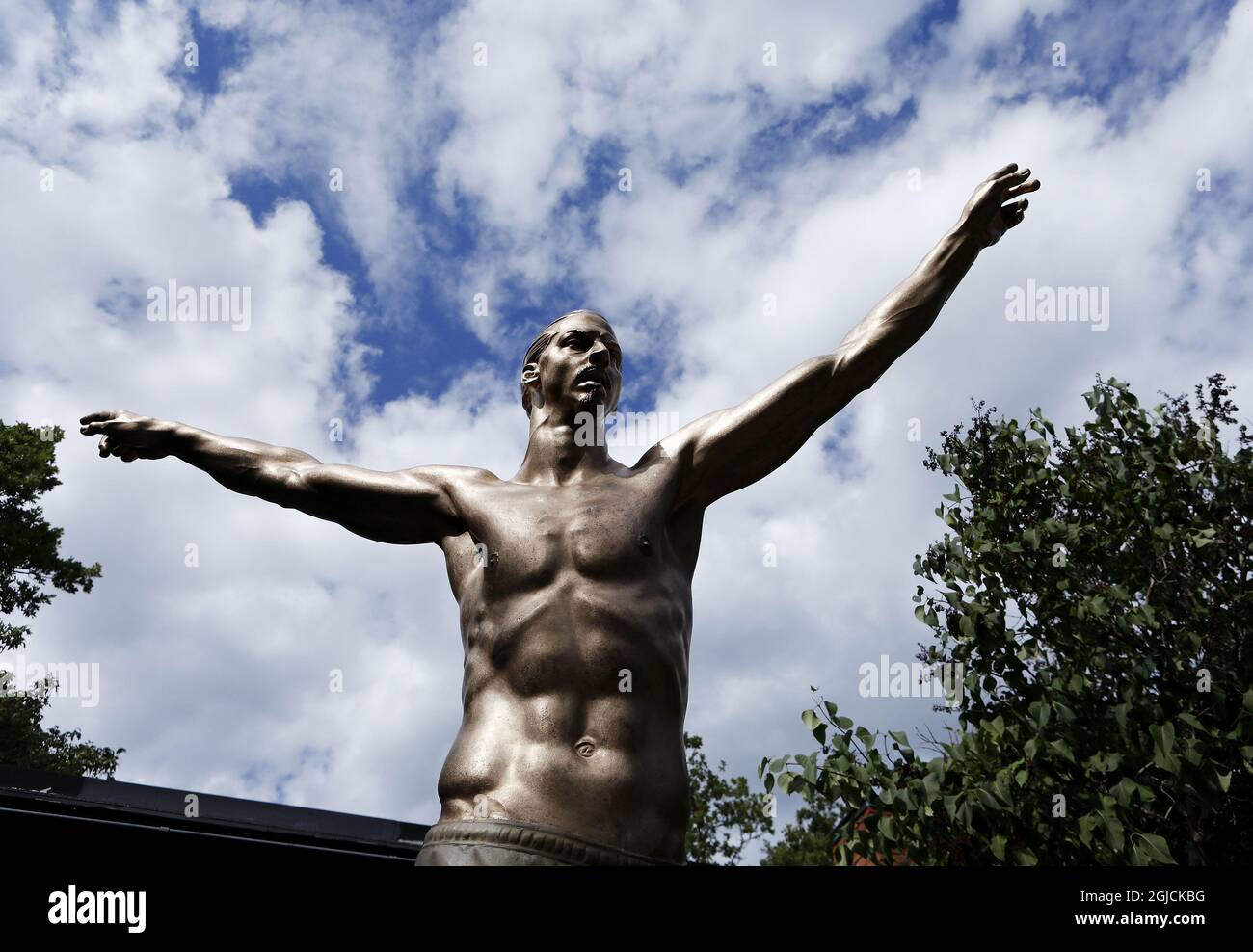 Esclusivo *** l'artista svedese Peter Linde ha realizzato una statua in bronzo del calciatore svedese Zlatan Ibrahimovic. La statua doveva essere posta fuori dalla Friends Arena, arena nazionale svedese a Solna/Stoccolma. La statua fu terminata nel 2017 e da allora si trova nello studio e nel giardino di Peter LindeÂ. L'8 ottobre, la statua sarà svelata nella città natale di Zlatan MalmÃ¶. La statua è alta 270 centimetri. Foto scattate nel giardino di LindeÂ SaltsjÃ¶baden fuori Stoccolma 2017-07-31 (c) Foto: Patrik C Osterberg / TT Code 2857 Foto Stock