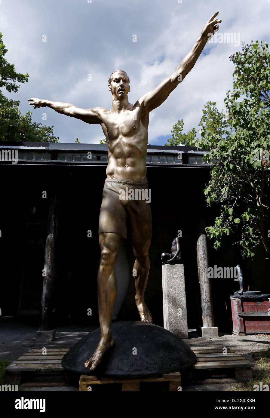 Esclusivo *** l'artista svedese Peter Linde ha realizzato una statua in bronzo del calciatore svedese Zlatan Ibrahimovic. La statua doveva essere posta fuori dalla Friends Arena, arena nazionale svedese a Solna/Stoccolma. La statua fu terminata nel 2017 e da allora si trova nello studio e nel giardino di Peter LindeÂ. L'8 ottobre, la statua sarà svelata nella città natale di Zlatan MalmÃ¶. La statua è alta 270 centimetri. Foto scattate nel giardino di LindeÂ SaltsjÃ¶baden fuori Stoccolma 2017-07-31 (c) Foto: Patrik C Osterberg / TT Code 2857 Foto Stock