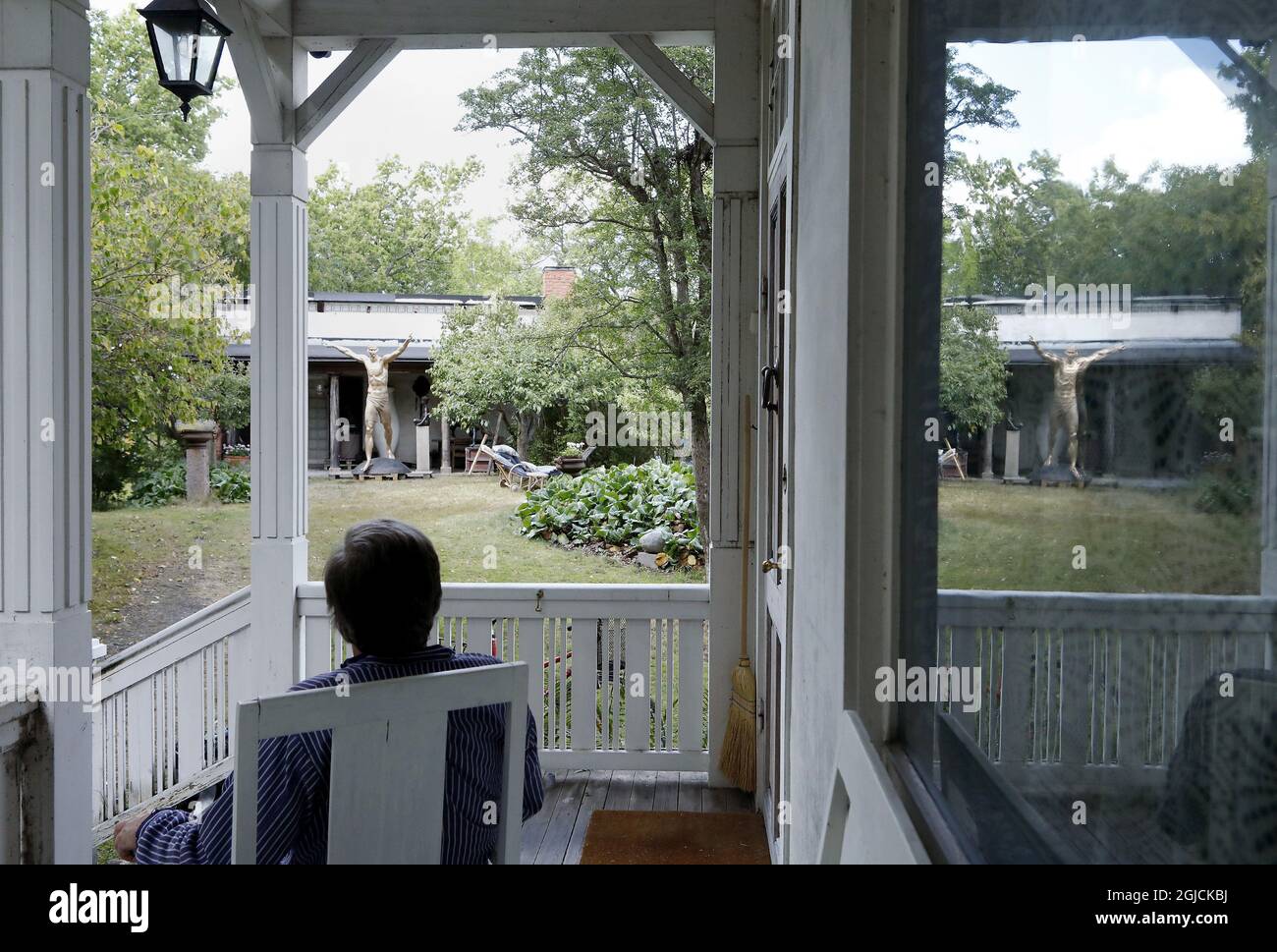Esclusivo *** l'artista svedese Peter Linde ha realizzato una statua in bronzo del calciatore svedese Zlatan Ibrahimovic. La statua doveva essere posta fuori dalla Friends Arena, arena nazionale svedese a Solna/Stoccolma. La statua fu terminata nel 2017 e da allora si trova nello studio e nel giardino di Peter LindeÂ. L'8 ottobre, la statua sarà svelata nella città natale di Zlatan MalmÃ¶. La statua è alta 270 centimetri. Foto scattate nel giardino di LindeÂ SaltsjÃ¶baden fuori Stoccolma 2017-07-31 (c) Foto: Patrik C Osterberg / TT Code 2857 Foto Stock