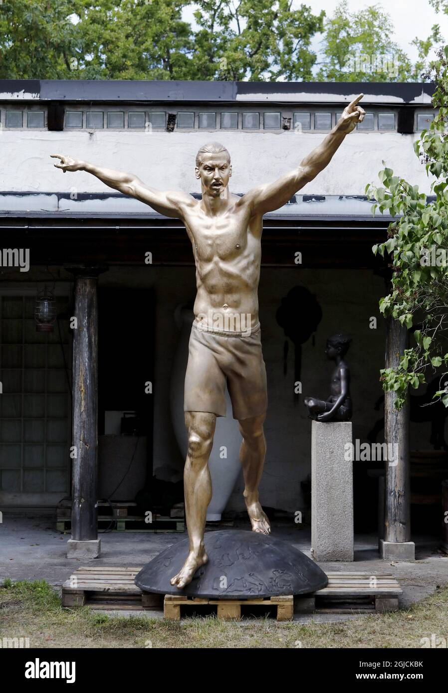 Esclusivo *** l'artista svedese Peter Linde ha realizzato una statua in bronzo del calciatore svedese Zlatan Ibrahimovic. La statua doveva essere posta fuori dalla Friends Arena, arena nazionale svedese a Solna/Stoccolma. La statua fu terminata nel 2017 e da allora si trova nello studio e nel giardino di Peter LindeÂ. L'8 ottobre, la statua sarà svelata nella città natale di Zlatan MalmÃ¶. La statua è alta 270 centimetri. Foto scattate nel giardino di LindeÂ SaltsjÃ¶baden fuori Stoccolma 2017-07-31 (c) Foto: Patrik C Osterberg / TT Code 2857 Foto Stock