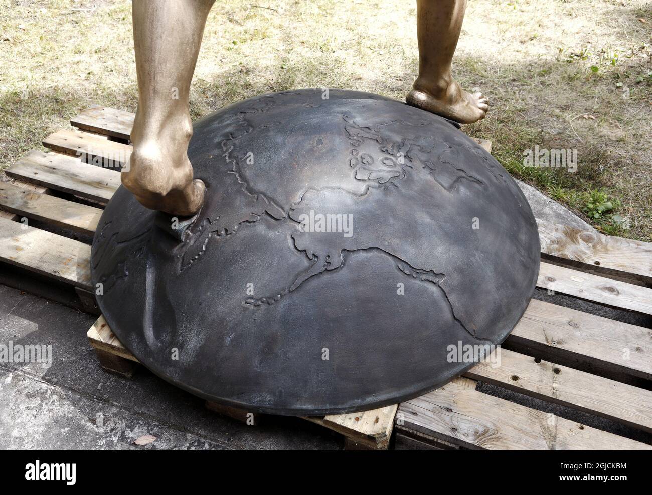 Esclusivo *** l'artista svedese Peter Linde ha realizzato una statua in bronzo del calciatore svedese Zlatan Ibrahimovic. La statua doveva essere posta fuori dalla Friends Arena, arena nazionale svedese a Solna/Stoccolma. La statua fu terminata nel 2017 e da allora si trova nello studio e nel giardino di Peter LindeÂ. L'8 ottobre, la statua sarà svelata nella città natale di Zlatan MalmÃ¶. La statua è alta 270 centimetri. Foto scattate nel giardino di LindeÂ SaltsjÃ¶baden fuori Stoccolma 2017-07-31 (c) Foto: Patrik C Osterberg / TT Code 2857 Foto Stock