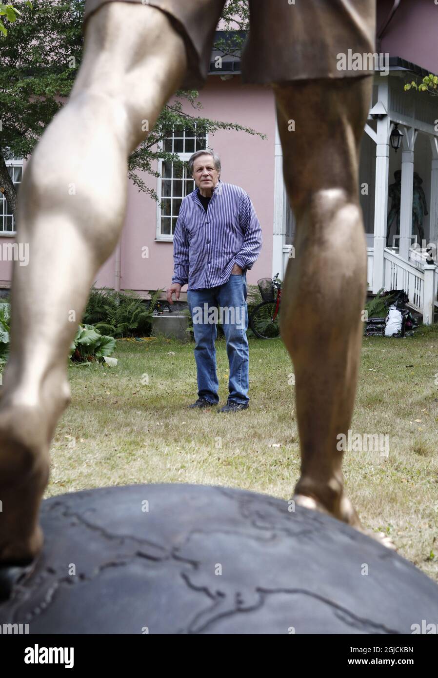Esclusivo *** l'artista svedese Peter Linde ha realizzato una statua in bronzo del calciatore svedese Zlatan Ibrahimovic. La statua doveva essere posta fuori dalla Friends Arena, arena nazionale svedese a Solna/Stoccolma. La statua fu terminata nel 2017 e da allora si trova nello studio e nel giardino di Peter LindeÂ. L'8 ottobre, la statua sarà svelata nella città natale di Zlatan MalmÃ¶. La statua è alta 270 centimetri. Foto scattate nel giardino di LindeÂ SaltsjÃ¶baden fuori Stoccolma 2017-07-31 (c) Foto: Patrik C Osterberg / TT Code 2857 Foto Stock