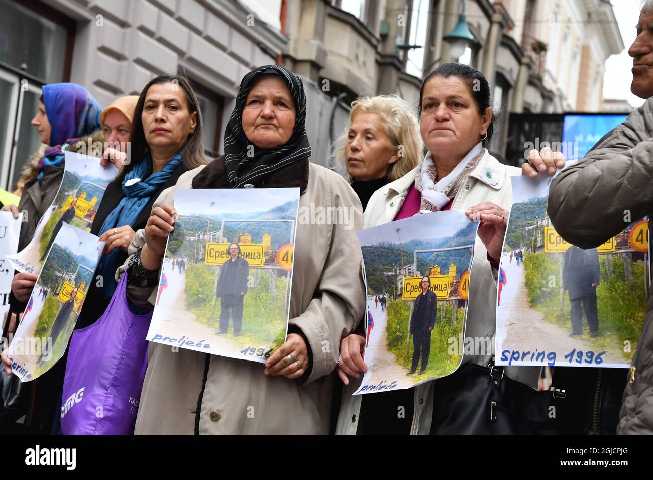 Martedì 5 novembre 2019 si è svolta una manifestazione contro il premio Nobel Peter Handke, 2019, all'esterno dell'Ambasciata di Svezia a Sarajevo. La Principessa Vittoria e il Principe Daniele arriveranno a Sarajevo martedì per una visita ufficiale. Foto: Jonas Ekstromer / TT Kod 10030 Foto Stock