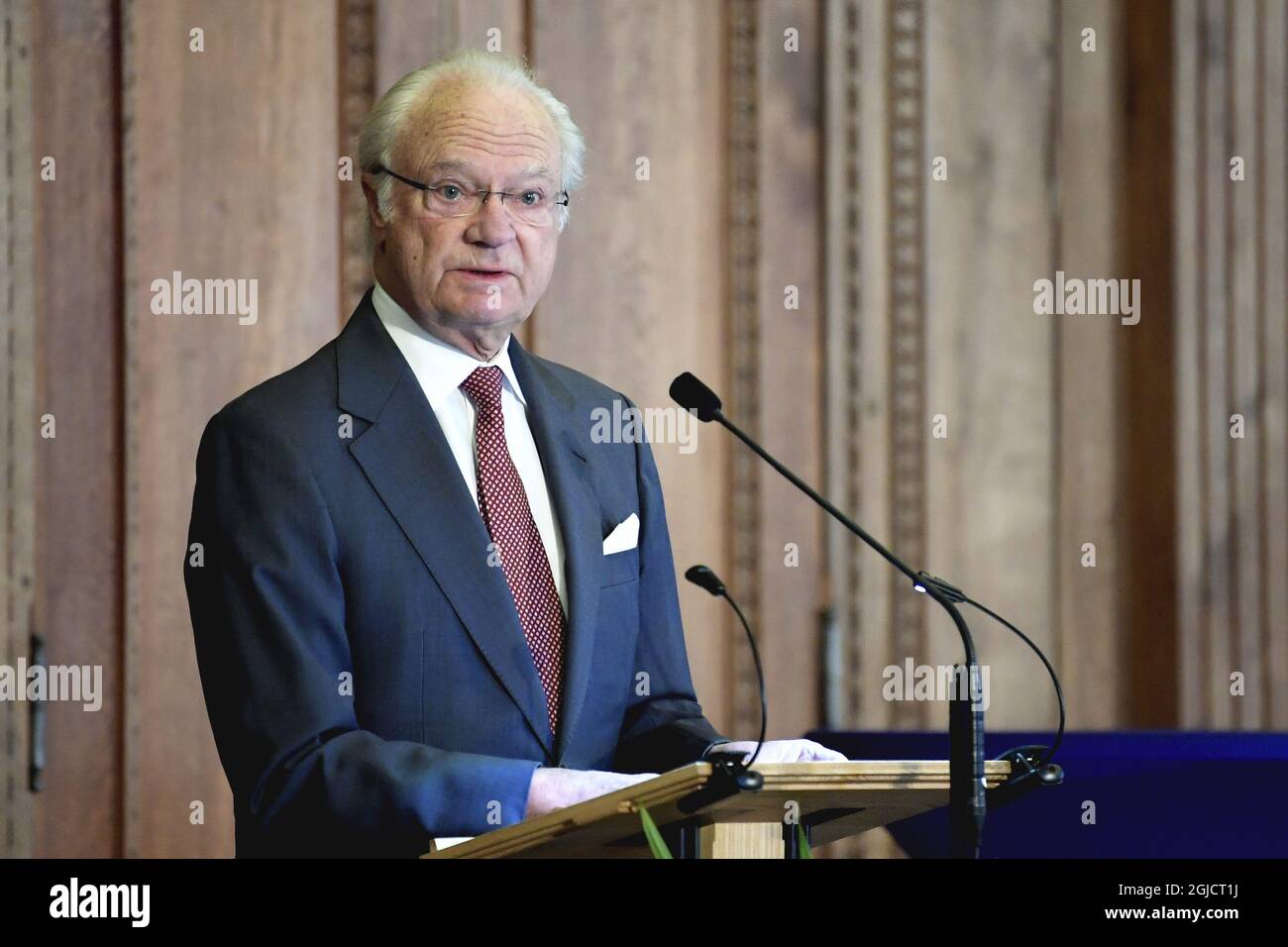 Re Carl XVI Gustaf durante una tavola rotonda sull'intelligenza artificiale e la sicurezza dei bambini su internet al Palazzo reale di Stoccolma, Svezia mercoledì 20 novembre 2019 Foto: Janerik Henriksson / TT / Kod 10010 Foto Stock