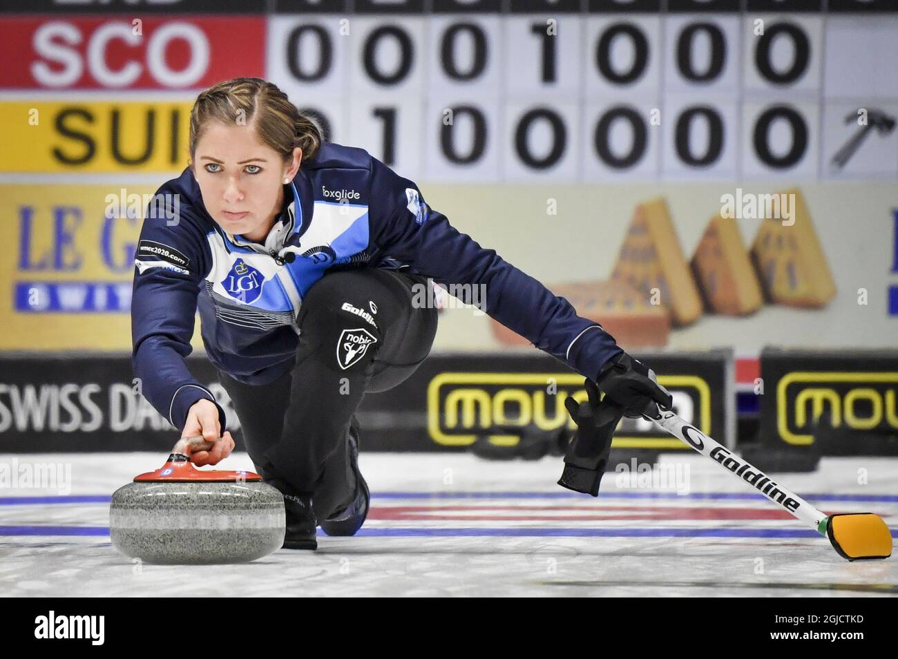 La Scotland's skip Eve Muirhead in azione durante la semifinale femminile tra Scozia e Svizzera al Campionato europeo di curling di Helsingborg, Svezia, il 22 novembre 2019. Foto Jonas Ekstromer / TT kod 10030 Foto Stock
