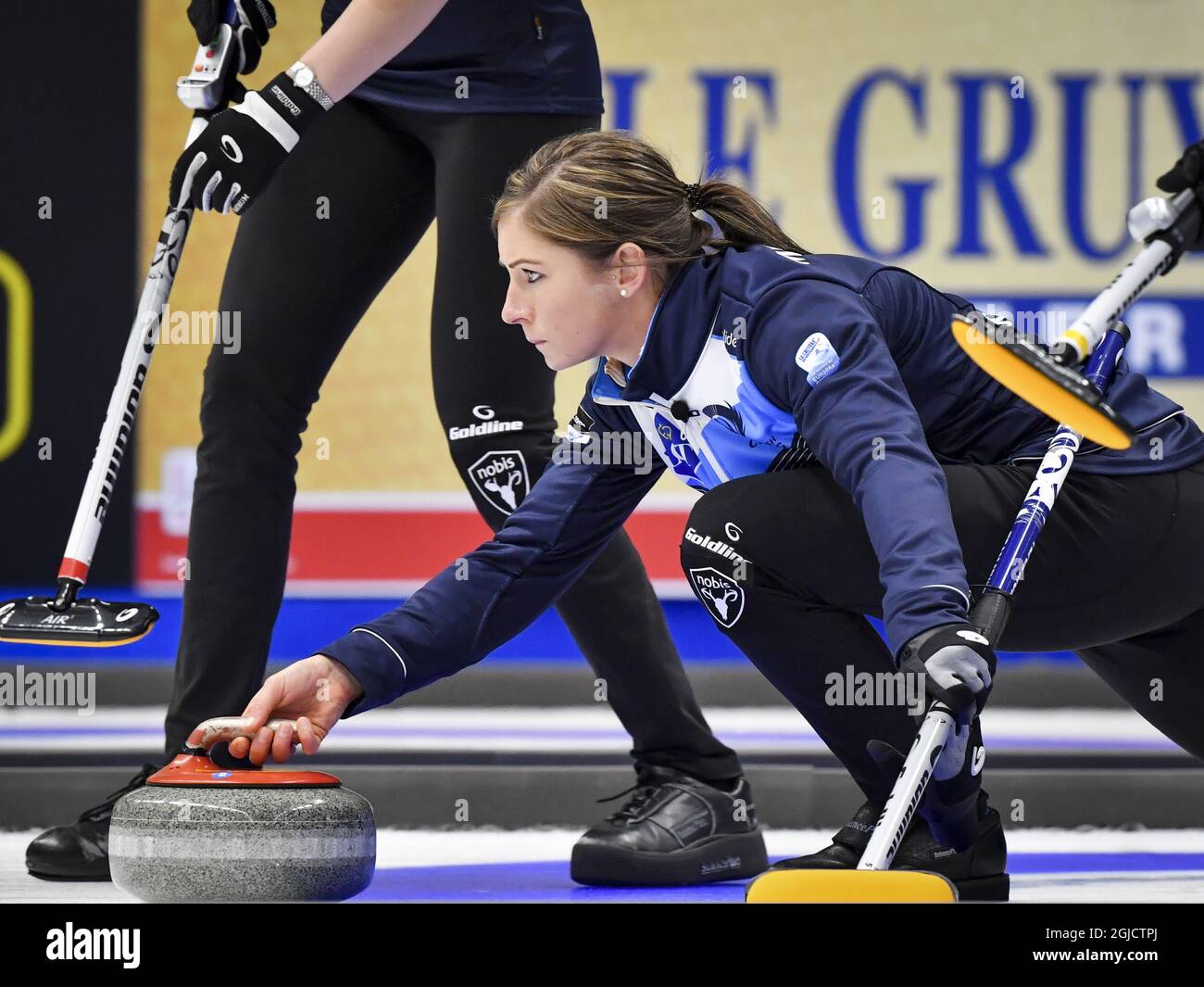 La Scotland's skip Eve Muirhead in azione durante la partita finale delle Donne tra Scozia e Svezia ai Campionati europei di curling di Helsingborg, Svezia, il 23 novembre 2019. Foto Jonas Ekstromer / TT / code10030 Foto Stock