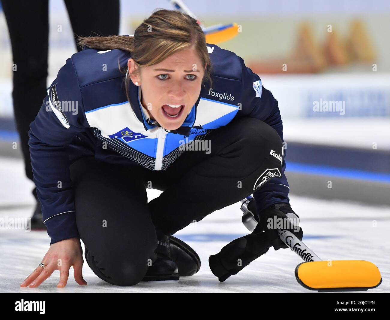 La Scotland's skip Eve Muirhead in azione durante la partita finale delle Donne tra Scozia e Svezia ai Campionati europei di curling di Helsingborg, Svezia, il 23 novembre 2019. Foto Jonas Ekstromer / TT / code10030 Foto Stock