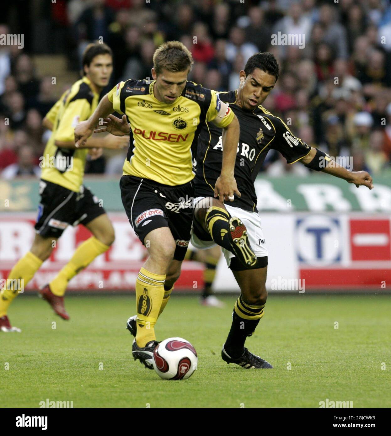 Anders Svensson (l) di Elfsborg è sfidato da Wilton Figueiredo (r) di AIK. Foto Stock