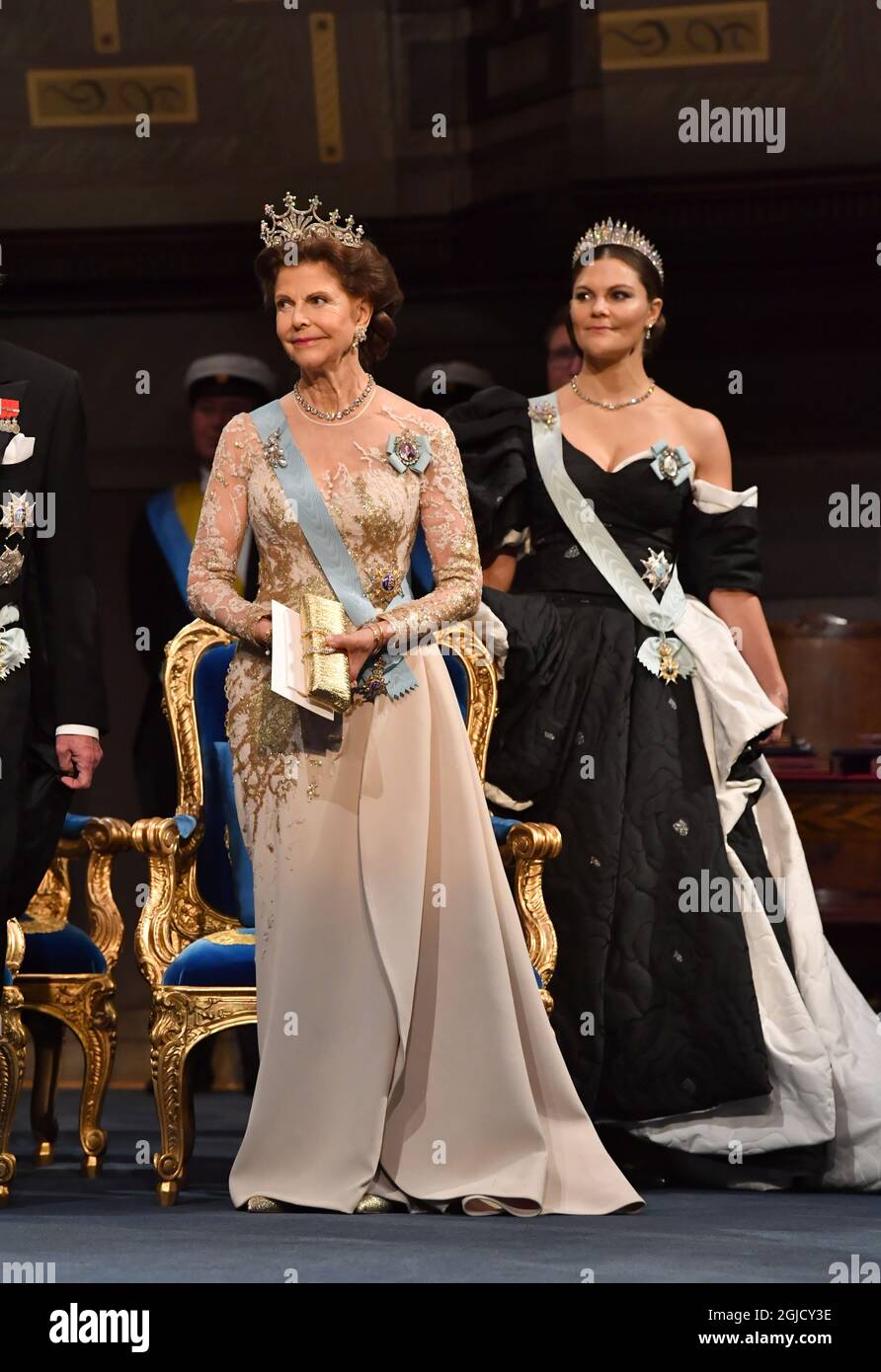 La Regina Silvia e la Principessa Vittoria durante la cerimonia di premio  Nobel nella Sala dei Concerti di Stoccolma, Svezia, martedì 10 dicembre 2019.  Foto: Jonas Ekstromer / TT / kod 10030 Foto stock - Alamy